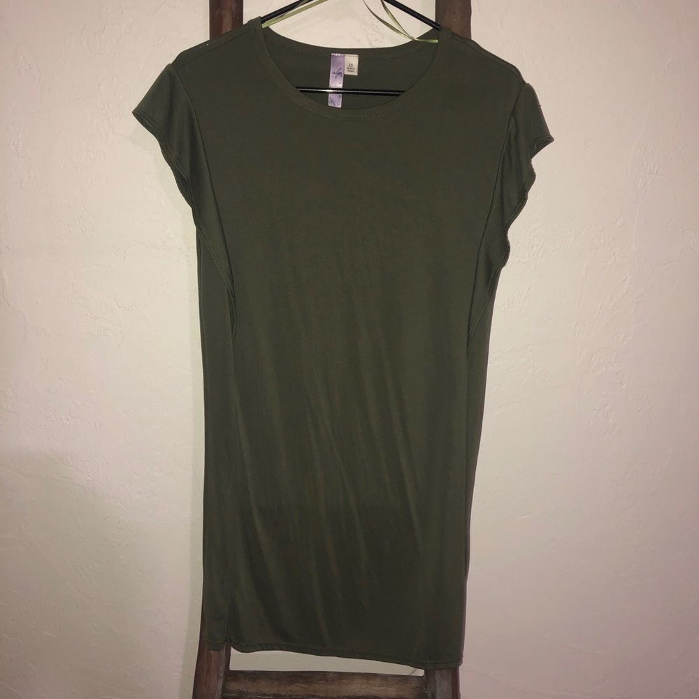 Francesca’s green ruffle sleeves dress
